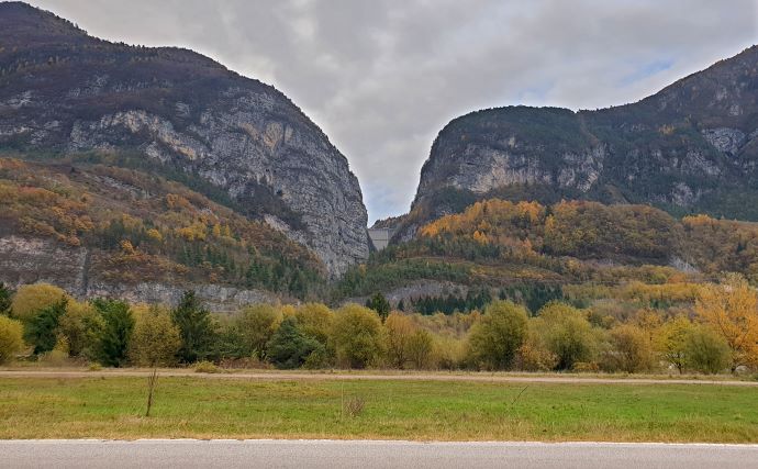 Diga_del_Vajont_da_Rivalta_Longarone.jpg